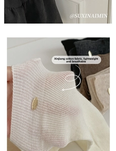 Détail de chaussettes ballet en coton avec boucle dorée et tissu tricoté respirant