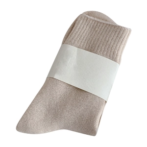 Calze termiche in maglia beige con confezione in carta minimalista per l'inverno