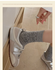 Dettaglio calzini Fair Isle con sneakers vintage in un elegante look stile coreano