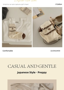 Détails de chaussettes en coton beige avec broderie ours et bordure ondulée marron
