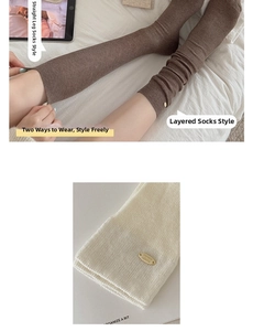 Détail de chaussettes en maille côtelée avec logo en métal doré et style ballerine