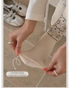 Dettaglio della cucitura senza cuciture sulle calze di maglia beige con orsetti