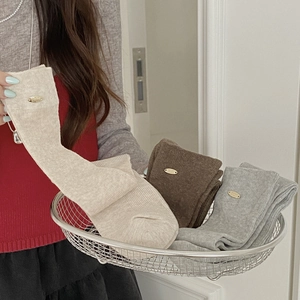 Trois paires de chaussettes hautes en tricot style ballet avec boucles dorées chic
