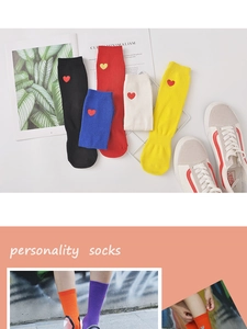 Détail des chaussettes à mi-mollet en coton avec broderie cœur et bords côte colorés