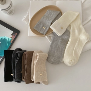 Lot de chaussettes hautes côtelées en six couleurs avec emblèmes logo dorés