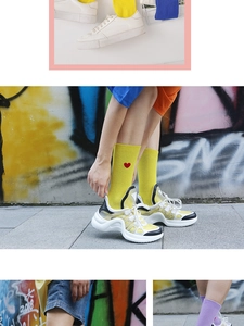 Gros plan sur des chaussettes en coton jaune vif avec broderie coeur rouge de style urbain