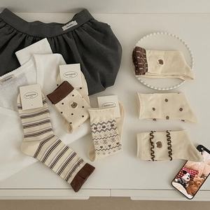 Chaussettes mignonnes brodées d'ours en crème et marron avec bordures à volants chic