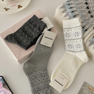 Tre paia di calze in cotone pettinato con motivo a orsetto nei colori grigio e panna