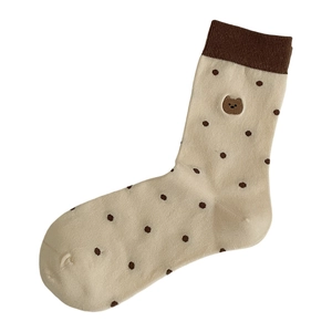 Chaussettes beiges mignonnes à pois marrons et broderie d'ours en vue à plat sur fond blanc