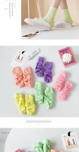 Détails de chaussettes en coton côtelé aux couleurs acidulées montrant la maille douce