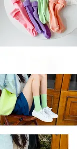 Détail de chaussettes en coton pastel avec texture côtelée et bords roulés aux couleurs douces