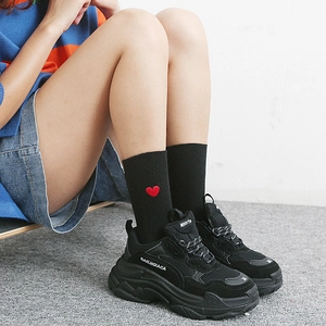Baskets à plateforme noires avec chaussettes mi-mollet à cœur brodé pour femme