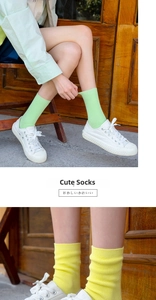 Détail de chaussettes montantes en coton côtelé aux couleurs acidulées vert et jaune