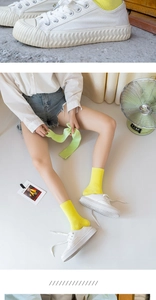Gros plan détaillé des chaussettes jaunes en maille côtelée avec chaussures en toile