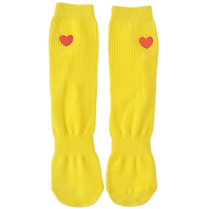 Chaussettes mi-mollet jaune vif avec broderie cœur rouge et texture maille côtelée