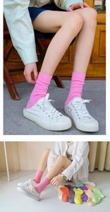 Détail de la texture en maille côtelée sur des chaussettes mi-mollet aux tons macaron