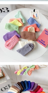 Détail de la texture côtelée et des chaussettes en coton multicolores aux tons pastel
