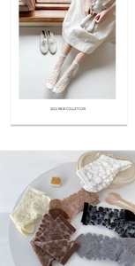 Makroansicht der Vintage-Blumenspitzenmuster auf verschiedenen farbigen Lolita-Socken