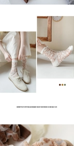 Detailansicht der weißen Lolita-Spitzensocken mit Blumenstickerei und Netzstruktur