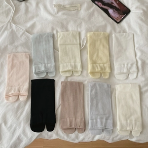 Women's silk-blend Tabi socks in 10 colors featuring breathable ribbed knit texture