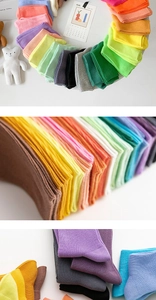 Vue macro de chaussettes en coton colorées montrant la texture côtelée et les tons vifs