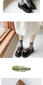 Detailansicht schwarzer Oxfordschuhe kombiniert mit geblümten Glasstrümpfen im Lolita Stil