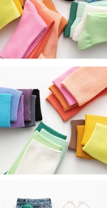 Détail de chaussettes en coton côtelé aux couleurs pastel avec texture douce et respirante