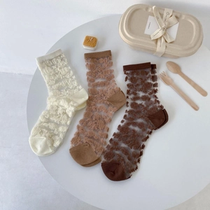 Dreierpack Lolita-Socken mit Blumenmuster in Beige, hellem Kaffee und dunklem Braun