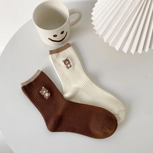 Calze giapponesi con ricamo a orsetto in maglia di cotone beige e marrone morbido