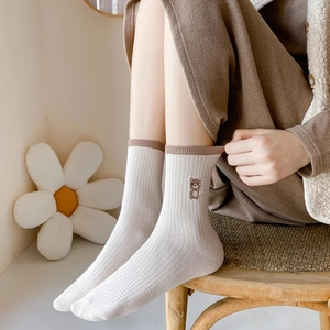 Calze di cotone beige con ricamo a orsetto e bordo marrone su tessuto a costine a metà tubo