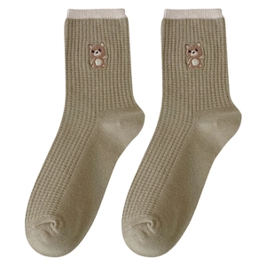 Calze da donna verde oliva stile giapponese con ricamo di orsetto e texture a costine