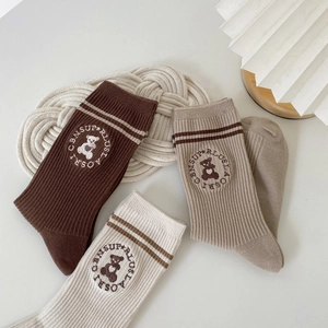 Tre paia di calze di cotone vintage con ricamo a forma di orso in tonalità marrone e kaki