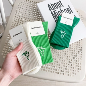 Tre paia di calzini in cotone pettinato verde e bianco con ricamo ad albero
