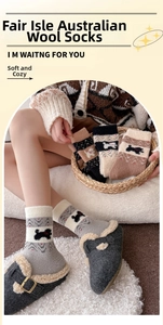 Detail von Fair-Isle-Thermosocken mit niedlichen Hundemotiven und dicker Wolltextur