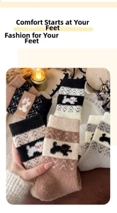 Detailansicht warmer Fair-Isle-Socken mit süßen Hundemustern und Strickstruktur
