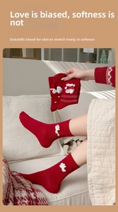 Gros plan de chaussettes rouges avec écussons d'animaux 3D, nœuds et perles blanches