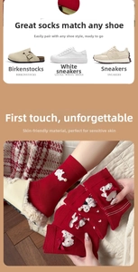 Détail de chaussettes rouges avec motif ours 3D, perles et nœuds pour l'hiver