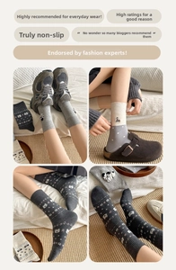Detailansicht von Fair-Isle-Stricksocken mit Bärenmustern und Rippbündchen in vier Panels