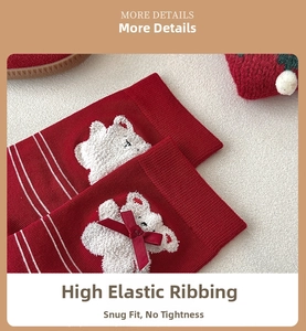 Vue détaillée de chaussettes en tricot rouge avec ours en peluche et bords élastiques