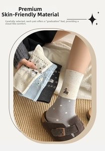 Details des Fair-Isle-Musters und der Bärenstrickerei auf weichen Baumwollsocken