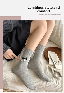 Detail von hellgrauen Baumwollsocken mit süßer 3D-Hunde-Stickerei am elastischen Saum