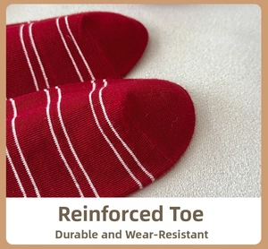 Gros plan de la pointe renforcée sur des chaussettes en maille à rayures rouges et blanches