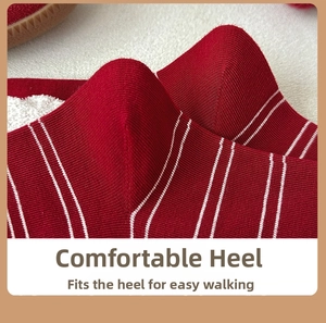 Détail de la chaussette en coton à rayures rouges et blanches montrant le talon ajusté