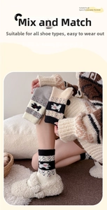 Nahaufnahme dicker Strick-Wintersocken mit süßem Schafmuster und gerippten Bündchen