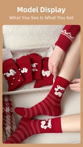 Détail de chaussettes mi-mollet rouges avec broderie d'animaux 3D et petits nœuds