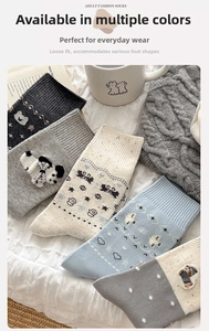 Detail von Vintage Fair Isle Socken mit Bärenstickerei und Strickstruktur für Damen