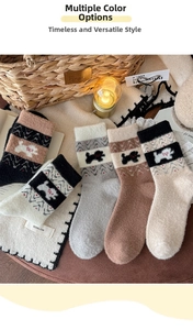 Details von fünf Paar warmen Kuschelsocken mit Hundemotiven und Retro-Mustern