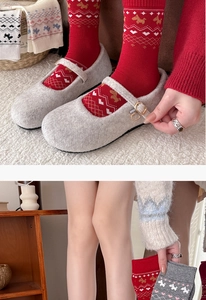 Dettaglio scarpe Mary Jane in feltro con fibbia metallica e calze con motivo vintage