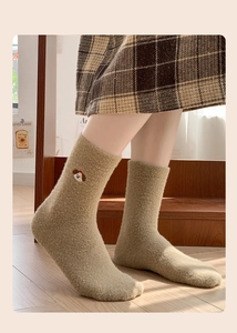 Nahaufnahme dicker Thermo-Socken aus Korallenvlies mit süßer Hunde-Stickerei