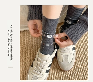 Nahaufnahme dunkelgrauer Baumwollsocken mit weißem Bärenmuster und gerippten Bündchen